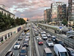 İstanbul’da akşam saatlerinde D-100 Karayolu’nda oluşan yoğun trafik ve uzun araç kuyrukları