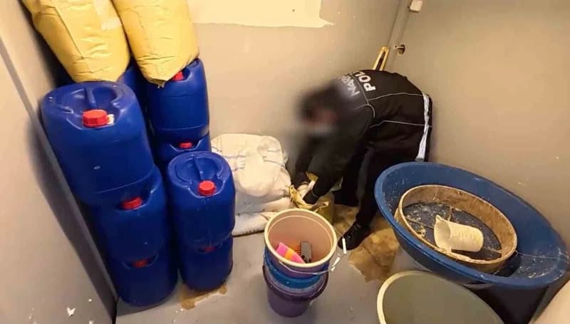 Düzenlenen operasyonda 30 kilogram uyuşturucu ham maddesi ele geçirildi.