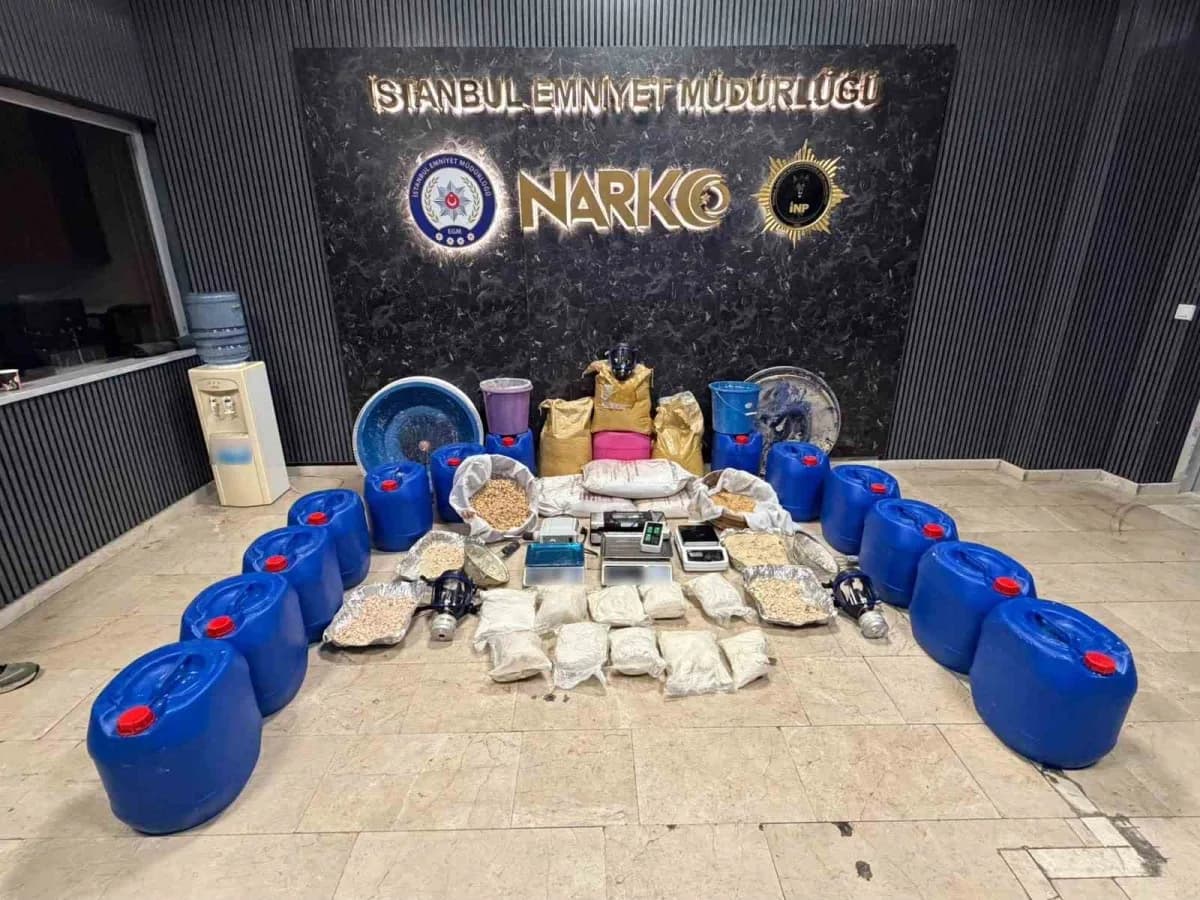 İstanbul’da düzenlenen 4 ayrı uyuşturucu operasyonunda 8 şüpheli yakalandı, yüklü miktarda uyuşturucu ve uyuşturucu yapı