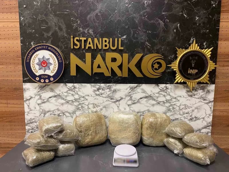 İstanbul’da düzenlenen 4 ayrı uyuşturucu operasyonunda 8 şüpheli yakalandı, yüklü miktarda uyuşturucu ve uyuşturucu yapı