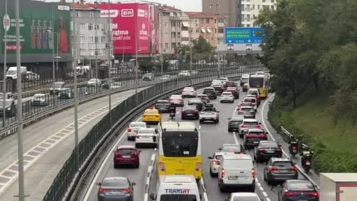 İstanbul Okmeydanı 15 Temmuz Şehitleri Köprüsü yönünde yoğun trafik ve yağmur altında araçlar