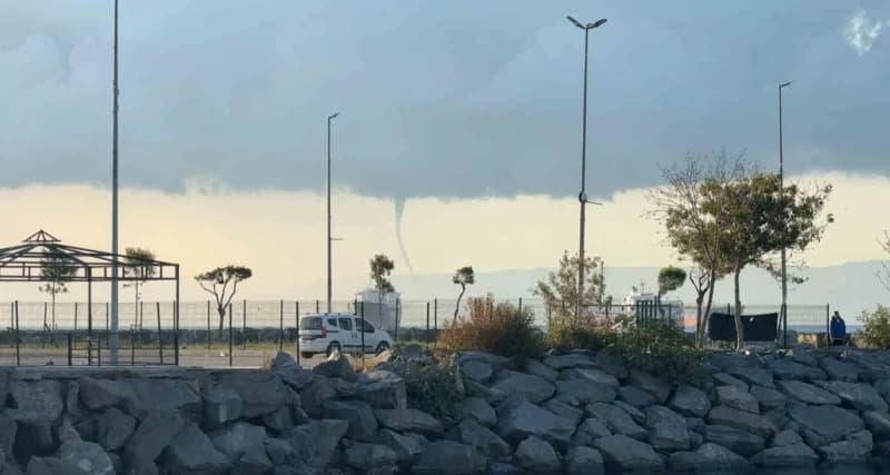 İstanbul’dan sabah saatlerinde Yalova semalarında oluşan hortum görüntülendi.