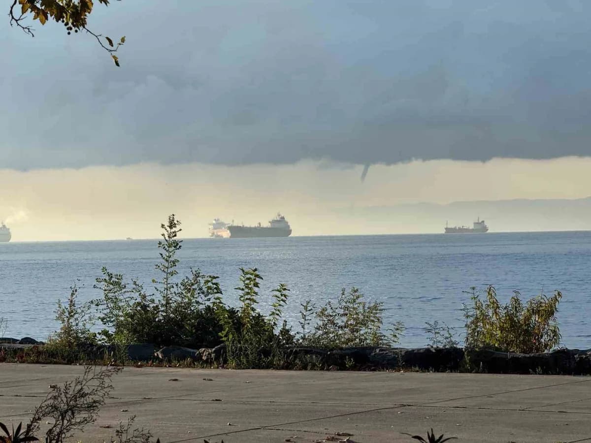İstanbul Yalova semalarında deniz üzerinde oluşan huni şeklinde hortum görüntüsü