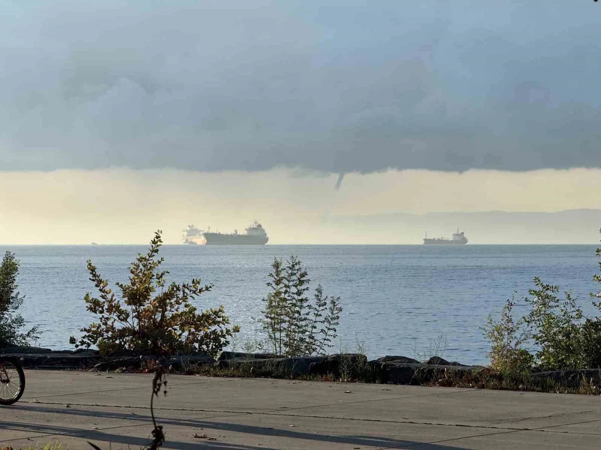 İstanbul’dan sabah saatlerinde Yalova semalarında oluşan hortum görüntülendi.