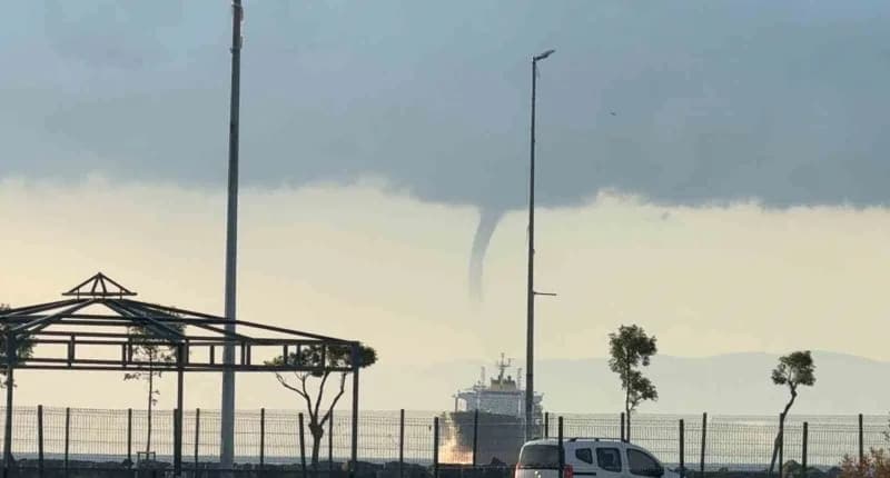 İstanbul’dan sabah saatlerinde Yalova semalarında oluşan hortum görüntülendi.