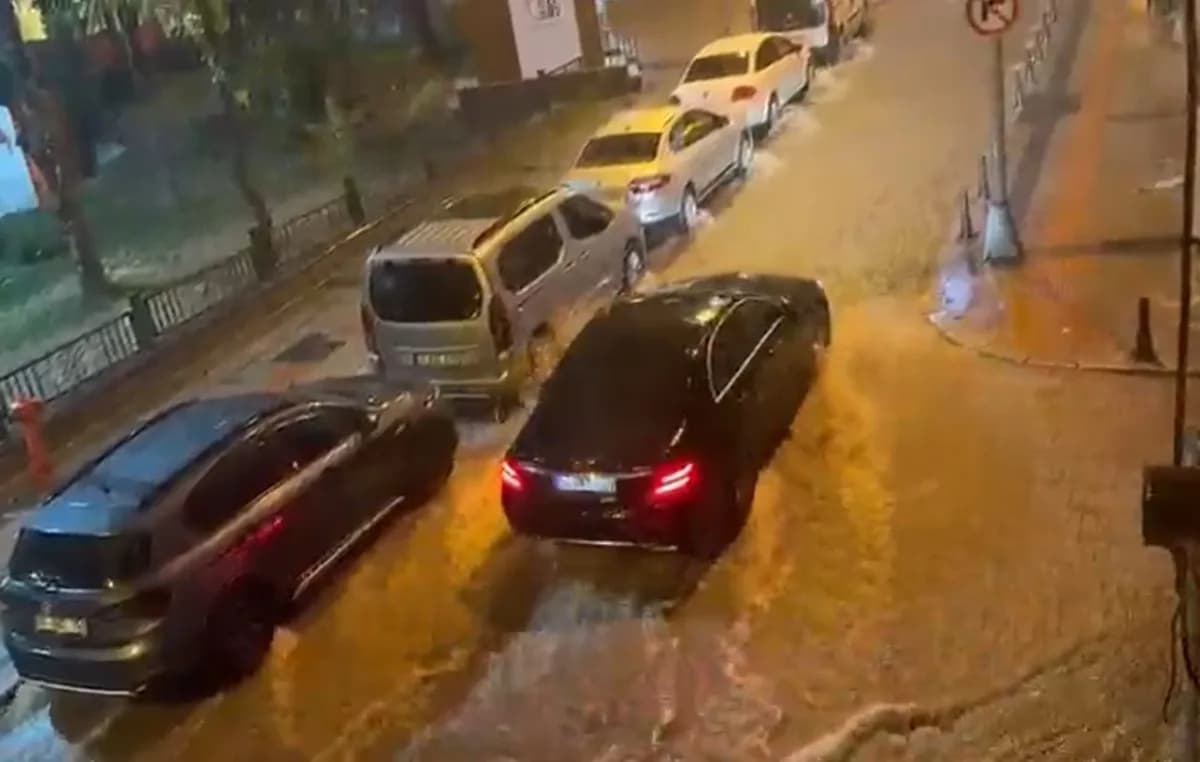 İstanbul’da sağanak yağış sonrası Bayrampaşa ve Eyüpsultan’da yollar göle döndü. Sürücüler ilerlemekte zorlandı.