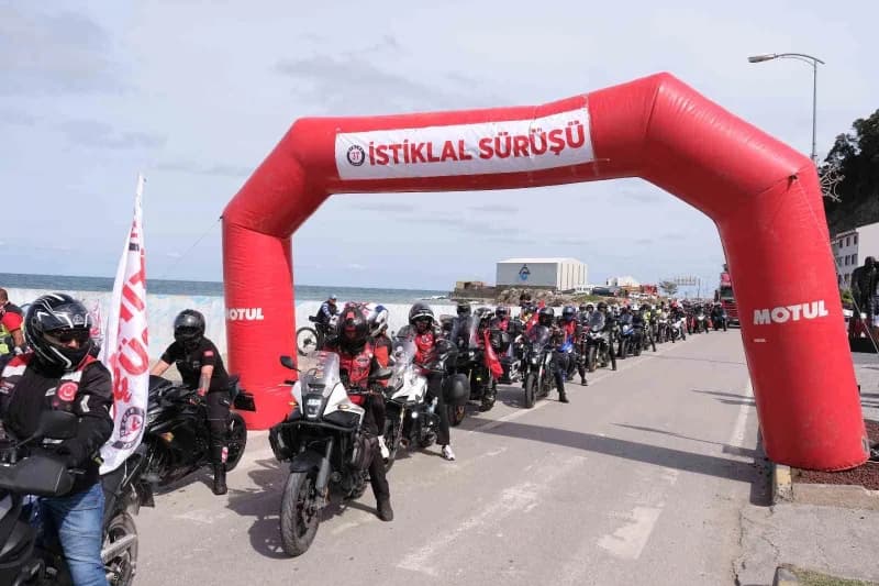 Kurtuluş Savaşı’nda İnebolu Limanı’na gelen cephanelerin taşındığı İstiklal Yolu’nda düzenlenen “İstiklal Sürüşü”ne 300’