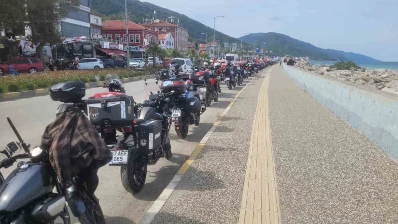 Kurtuluş Savaşı’nda İnebolu Limanı’na gelen cephanelerin taşındığı İstiklal Yolu’nda düzenlenen “İstiklal Sürüşü”ne 300’