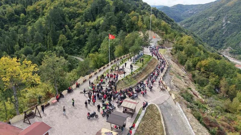 Kastamonu'da İstiklal Yolu üzerinde motosiklet sürücüleri vefa sürüşü yaparken