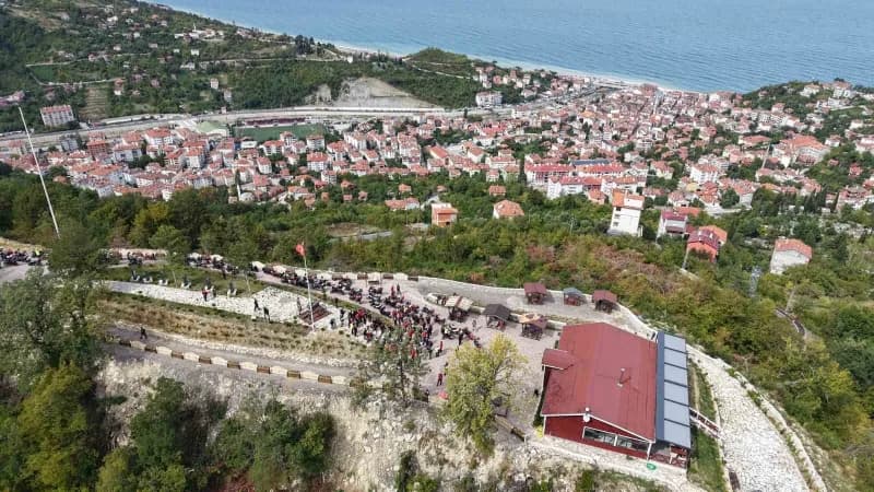 Kurtuluş Savaşı’nda İnebolu Limanı’na gelen cephanelerin taşındığı İstiklal Yolu’nda düzenlenen “İstiklal Sürüşü”ne 300’