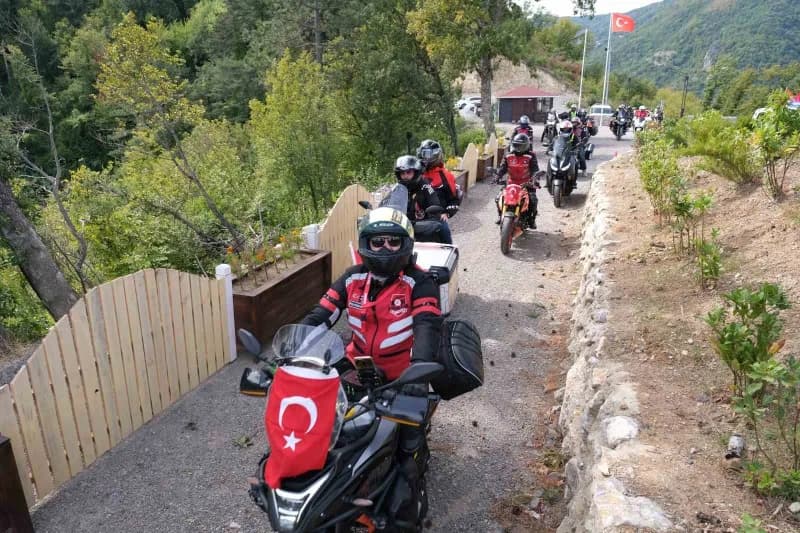 Kurtuluş Savaşı’nda İnebolu Limanı’na gelen cephanelerin taşındığı İstiklal Yolu’nda düzenlenen “İstiklal Sürüşü”ne 300’