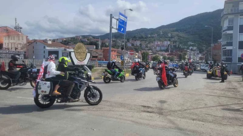 Kurtuluş Savaşı’nda İnebolu Limanı’na gelen cephanelerin taşındığı İstiklal Yolu’nda düzenlenen “İstiklal Sürüşü”ne 300’