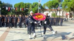 Muğla Cumhuriyet Meydanı’nda İtfaiye Haftası çelenk sunma töreni sırasında Atatürk büstüne çelenk konulması