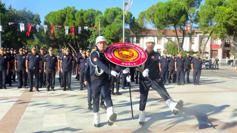 Muğla Cumhuriyet Meydanı’nda İtfaiye Haftası çelenk sunma töreni sırasında Atatürk büstüne çelenk konulması