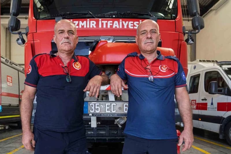 İzmir’de 33 yıldır itfaiyeci olarak görev yapan ikiz kardeşler Ahmet ve Mehmet Berber birlikte görev başında