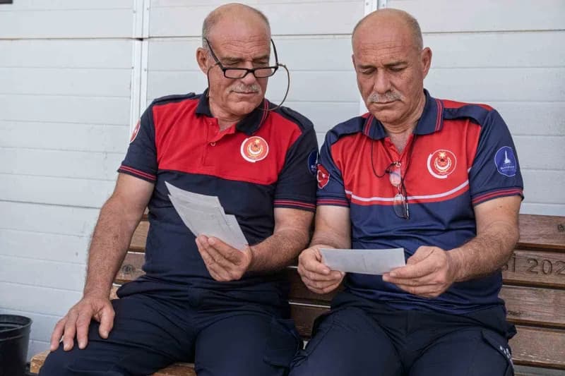 Ahmet ve Mehmet Berber, aynı gün doğdu, aynı gün itfaiyeci oldu, aynı gün evlendi. İki kardeş, 33 yıldır İzmir’in dört b