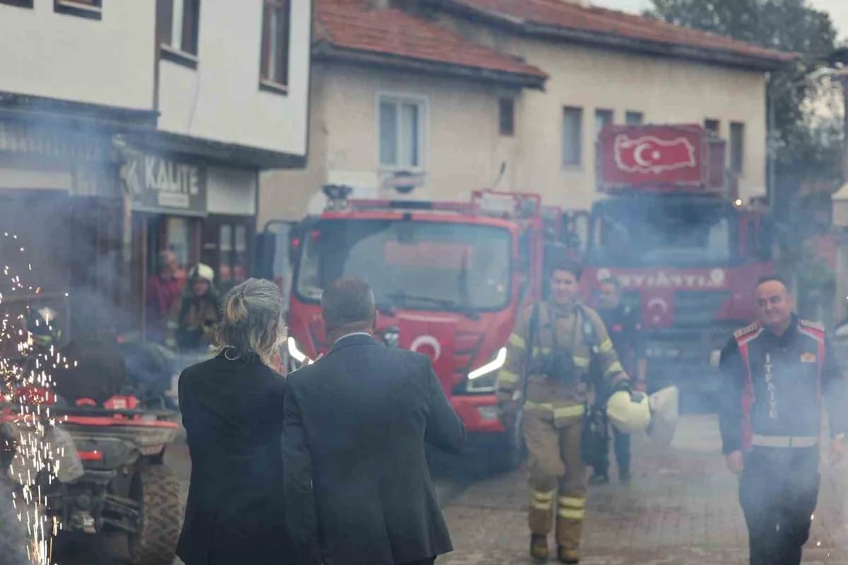 Karabük Safranbolu Yazıköy'de itfaiye ekiplerine yapılan sürpriz İtfaiyeciler Haftası kutlaması