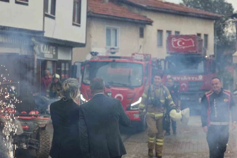 Karabük Safranbolu Yazıköy'de itfaiye ekiplerine yapılan sürpriz İtfaiyeciler Haftası kutlaması
