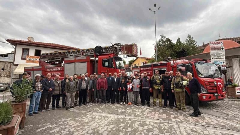 Karabük’ün Safranbolu ilçesinde ev yangını ihbarına giden İtfaiye ekiplerine sürpriz kutlama yapıldı.