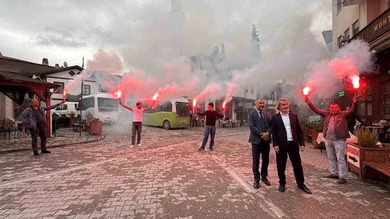 Karabük’ün Safranbolu ilçesinde ev yangını ihbarına giden İtfaiye ekiplerine sürpriz kutlama yapıldı.
