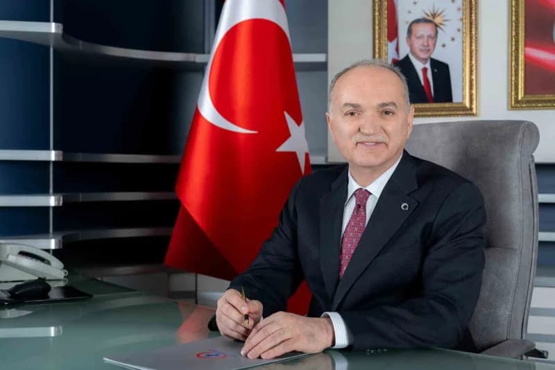 Düzce Belediye Başkanı Faruk Özlü, itfaiyecilik haftası mesajı verirken