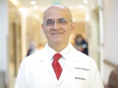 Üroloji uzmanı Prof. Dr. Mustafa Suat Bolat, rezum tedavisi hakkında bilgi verirken