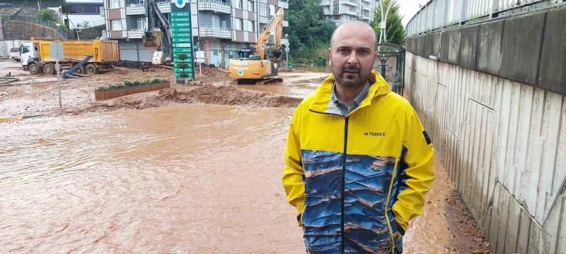 Rize İyidere ilçesinde şiddetli yağış sonrası oluşan su birikintisi ve çalışmalar