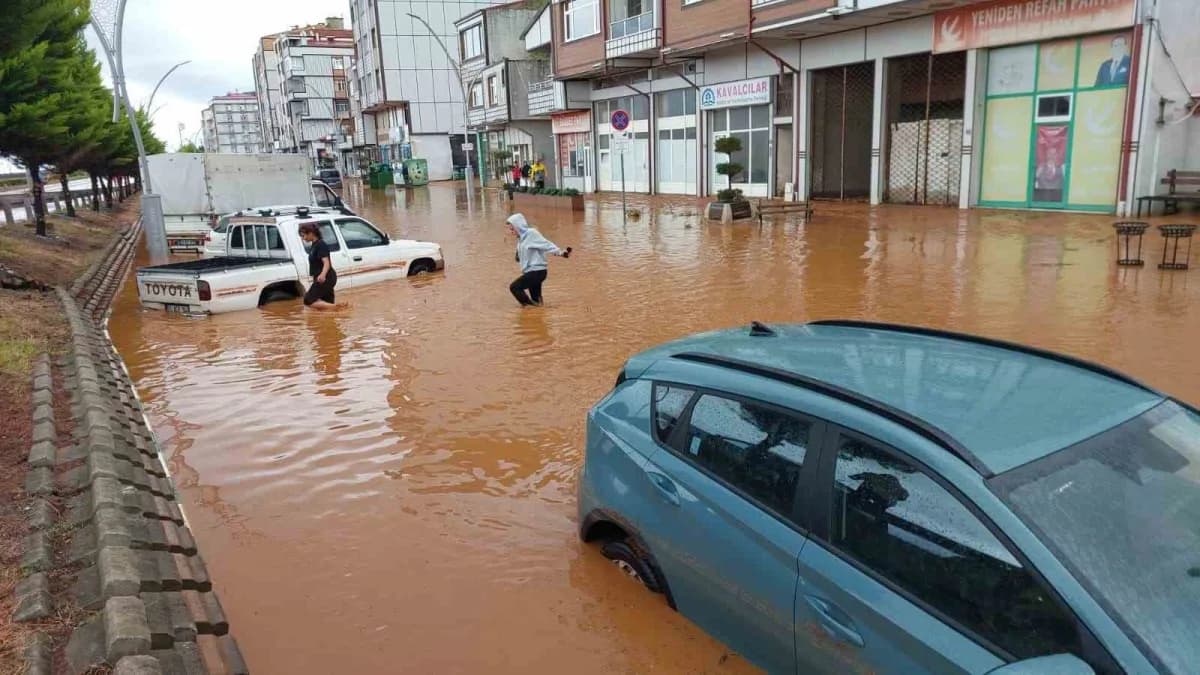 Rize’de şiddetli yağışın etkili olduğu ilçelerin başında yer alan İyidere’ye dün geceden bu yana metrekareye 135 kg yağı