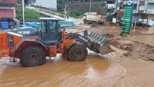 Rize İyidere ilçesinde şiddetli yağış sonrası oluşan sel ve toprak kaymaları nedeniyle kapanan yollar ve çalışmalar