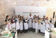 Türk Kızılay tarafından Nevşehir’de düzenlenen İyilikle Pişen Hayatlar aşçılık atölyesinde kadınlar eğitim alıyor