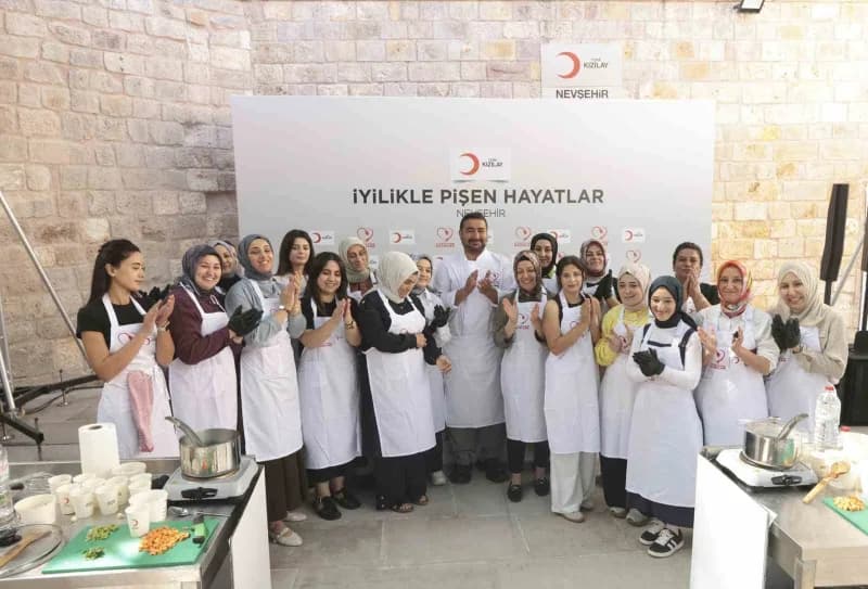 Türk Kızılay tarafından Nevşehir’de düzenlenen İyilikle Pişen Hayatlar aşçılık atölyesinde kadınlar eğitim alıyor
