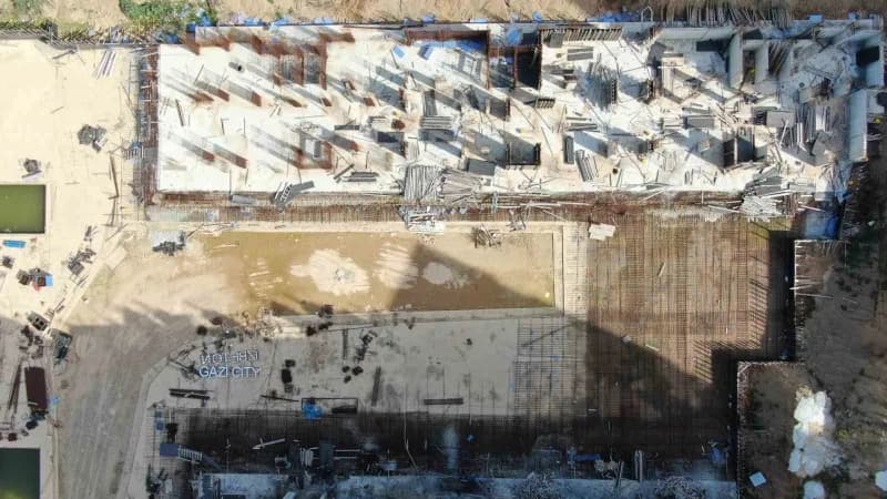 İzmir Büyükşehir Belediyesi İZBETON binası önünde polis ve adli işlemler