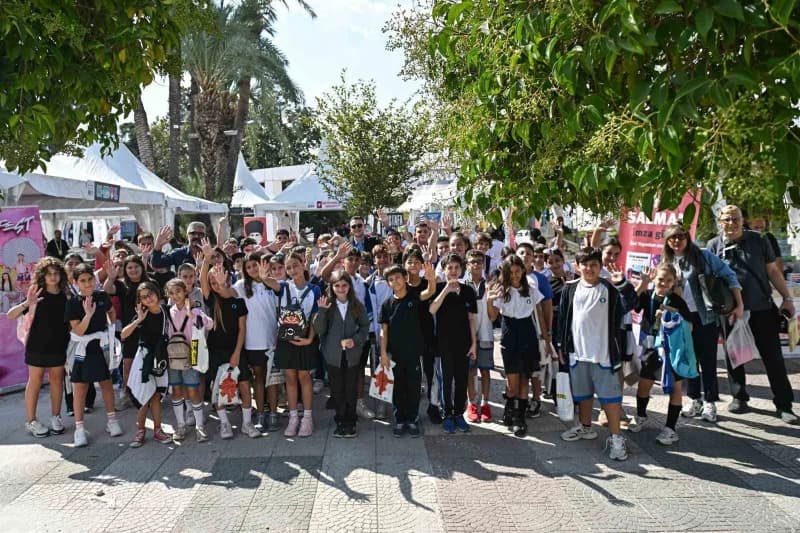İZKİTAP-8. İzmir Kitap Fuarı’nın beşinci gününde Kültürpark, farklı kuşaklardan kitapseverleri bir araya getirdi.