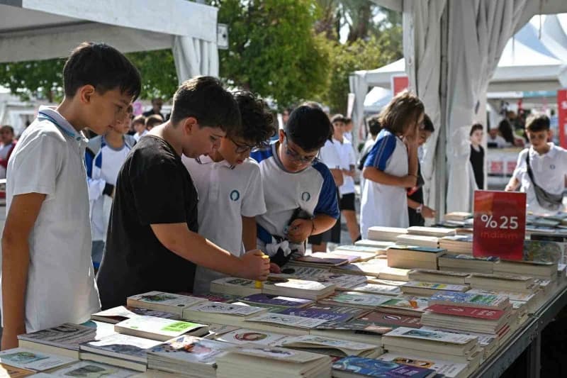 İZKİTAP-8. İzmir Kitap Fuarı’nın beşinci gününde Kültürpark, farklı kuşaklardan kitapseverleri bir araya getirdi.