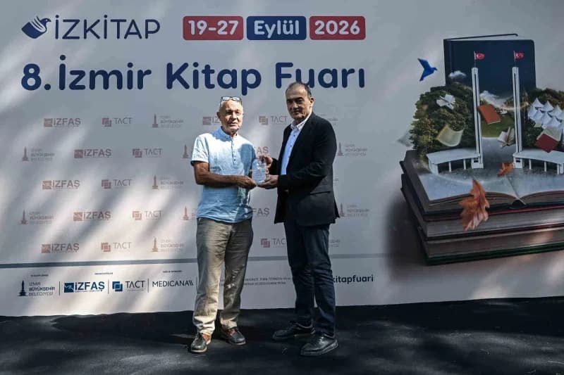 Açılış konuşmalarının ardından Başkan Vekili Yıldır(sağda), onur konuğu Gündüz Vassaf’a(solda) plaket takdim etti.