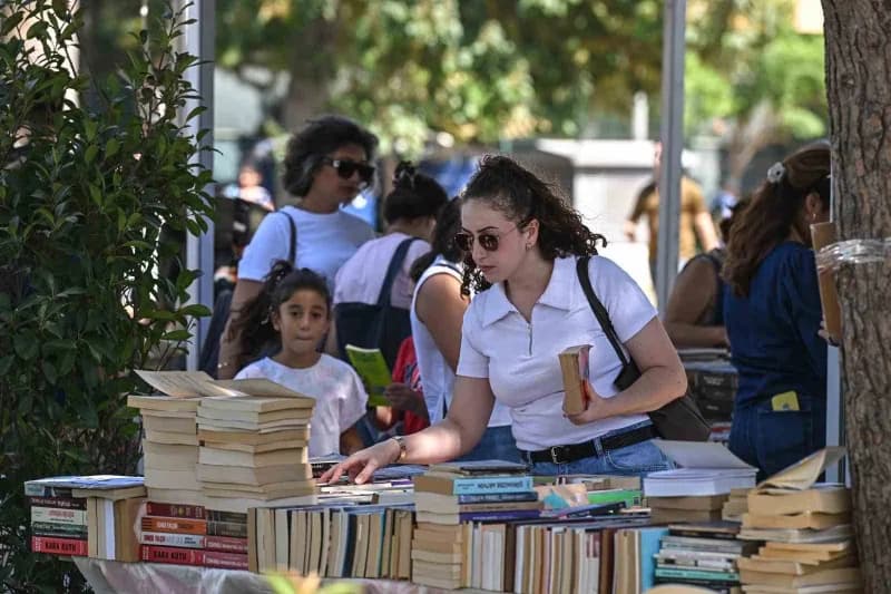 İZKİTAP-8’inci İzmir Kitap Fuarı, Kültürpark’ta kapılarını açtı. 27 Eylül’e kadar sürecek fuarda, 400’e yakın yazar, şai