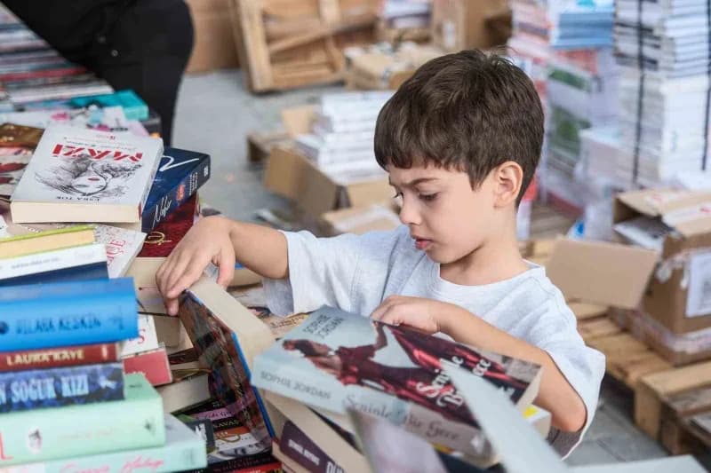 İZKİTAP-8. İzmir Kitap Fuarı, ilk gününde binlerce kitapseveri Kültürpark'ta buluşturdu.