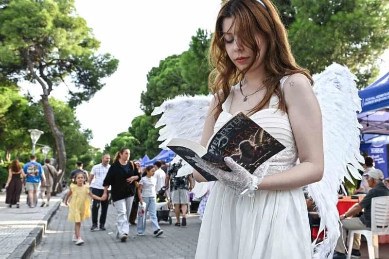 İzmir Büyükşehir Belediyesi ev sahipliğinde, İZFAŞ ve TACT Fuarcılık iş birliğiyle düzenlenen İZKİTAP - 8. İzmir Kitap F