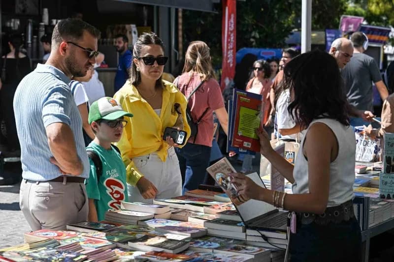 İZKİTAP-8’inci İzmir Kitap Fuarı, Kültürpark’ta kapılarını açtı. 27 Eylül’e kadar sürecek fuarda, 400’e yakın yazar, şai