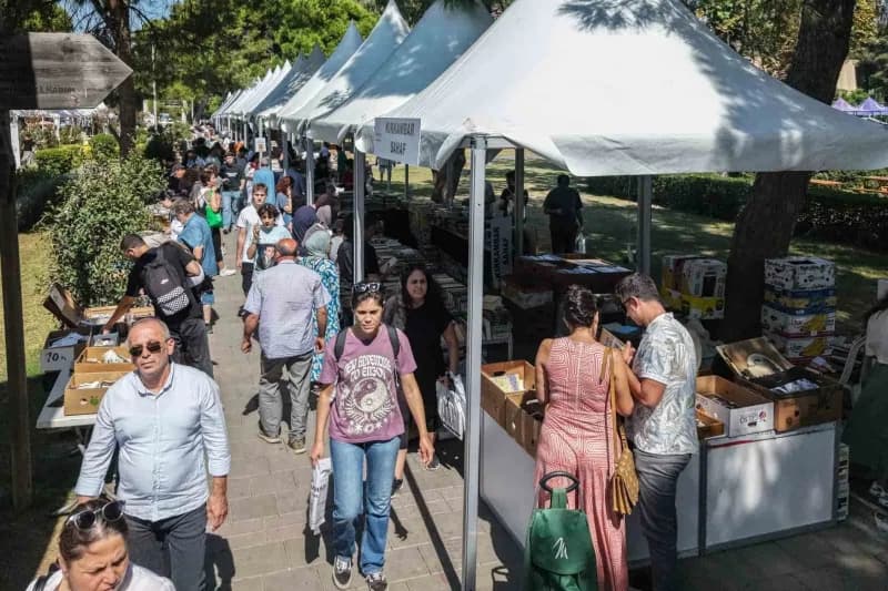 İZKİTAP-8’inci İzmir Kitap Fuarı, Kültürpark’ta kapılarını açtı. 27 Eylül’e kadar sürecek fuarda, 400’e yakın yazar, şai