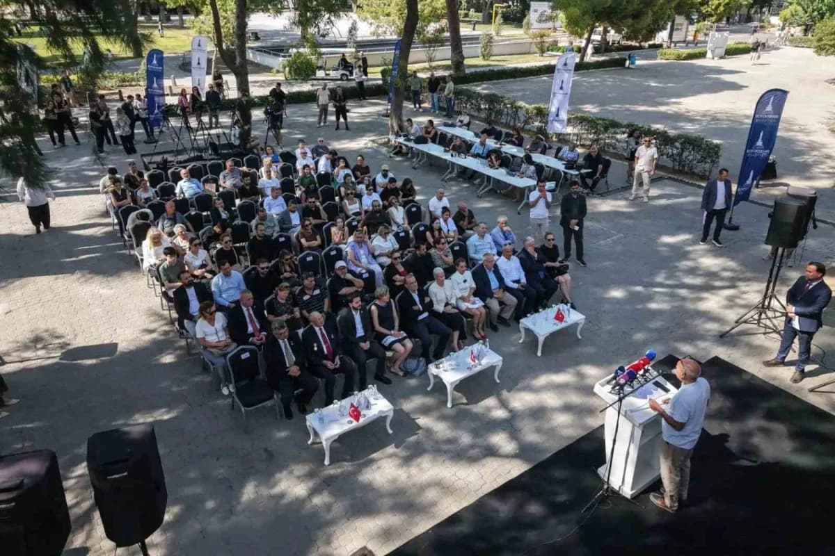 İZKİTAP-8’inci İzmir Kitap Fuarı, Kültürpark’ta kapılarını açtı. 27 Eylül’e kadar sürecek fuarda, 400’e yakın yazar, şai
