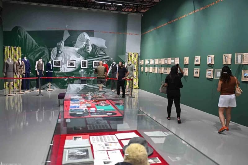 İZKİTAP ziyaretçileri Kültürpark’ta Nâzım Hikmet ve İzmir temalı sergileri geziyor