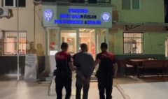 İzmir’de polis ekipleri tarafından yakalanan 21 yıl kesinleşmiş hapis cezası bulunan cezaevi firarisi şahıs