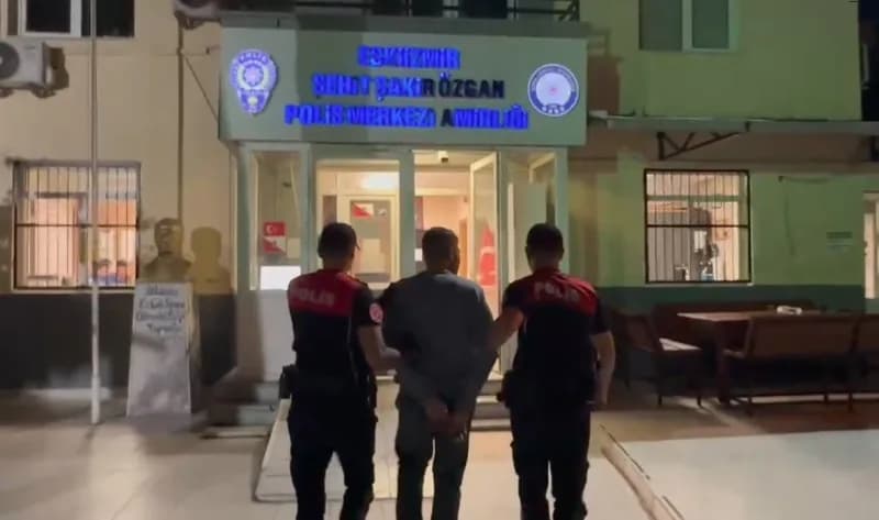 İzmir’de polis ekipleri tarafından yakalanan 21 yıl kesinleşmiş hapis cezası bulunan cezaevi firarisi şahıs