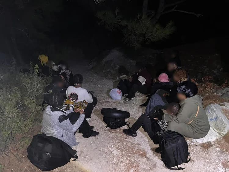 İzmir'in Seferihisar, Urla ve Foça ilçelerinde Sahil Güvenlik ve Jandarma ekipleri tarafından gerçekleştirilen 3 ayrı op