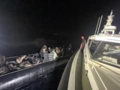 İzmir açıklarında Sahil Güvenlik ekiplerinin düzensiz göçmenleri yakaladığı operasyon görüntüsü