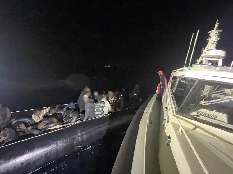 İzmir açıklarında Sahil Güvenlik ekiplerinin düzensiz göçmenleri yakaladığı operasyon görüntüsü
