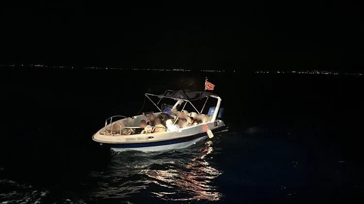 İzmir’in Menderes ve Çeşme ilçeleri açıklarında Sahil Güvenlik ekipleri tarafından düzenlenen iki ayrı operasyonda 56 dü