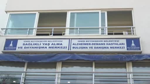 İzmir Büyükşehir Belediyesi Alzheimer ve Demans Merkezi'nde hastalar sosyal ve bilişsel aktiviteler yapıyor