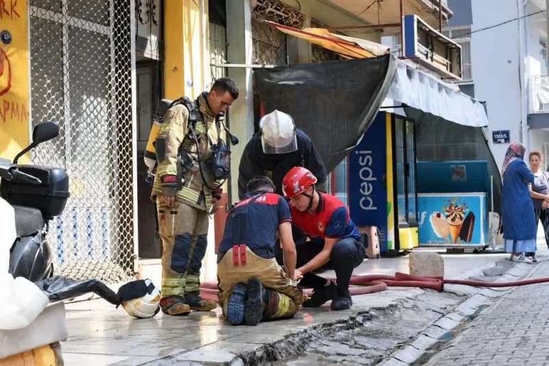 Alevleri ve dumanı gören çevredeki vatandaşların 112 Acil Çağrı Merkezi'ne yaptığı ihbar üzerine adrese İzmir Büyükşehir